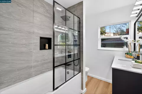 Bath - 230 Fairlawn Dr, Berkeley, CA 94708 photo 2 of 6
