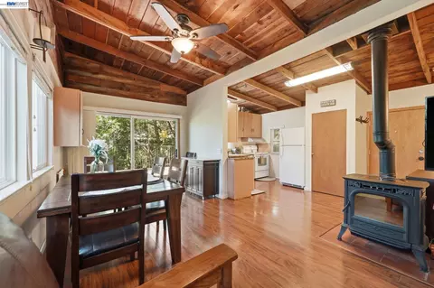 11700 Oak Rd, Forestville, CA 95436