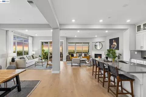 6767 Skyview Dr, Oakland, CA 94605