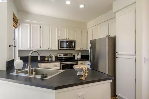Kitchen - 7633 Tuscany Dr, Dublin, CA 94568 photo 2 of 3