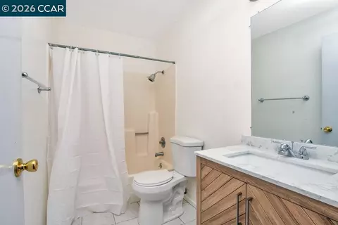 Bath - 65 Edgewater Pl, Pittsburg, CA 94565 photo 1 of 2