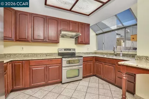 Kitchen - 65 Edgewater Pl, Pittsburg, CA 94565 photo 2 of 3