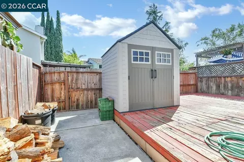 Exterior - 65 Edgewater Pl, Pittsburg, CA 94565 photo 4 of 7