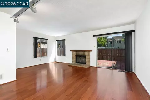 Living - 65 Edgewater Pl, Pittsburg, CA 94565 photo 2 of 4