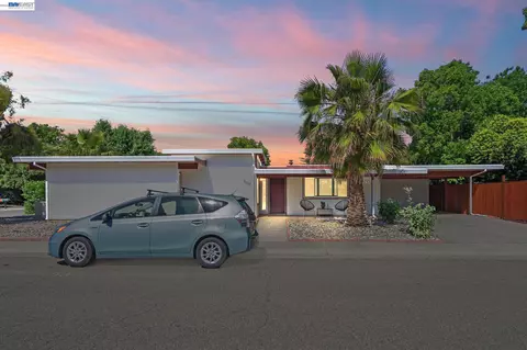 Exterior - 3107 Corona Dr, Davis, CA 95616 photo 4 of 11