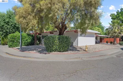 Exterior - 3107 Corona Dr, Davis, CA 95616 photo 7 of 11