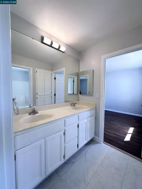 Bath - 6404 Eagle Ridge Dr, Vallejo, CA 94591 photo 2 of 7