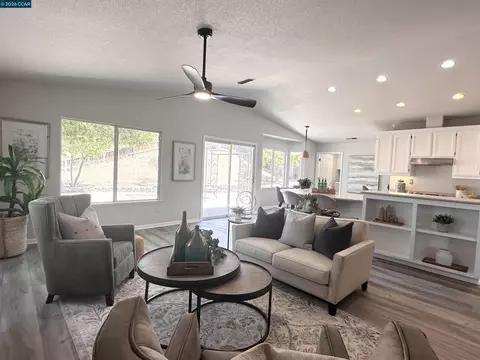 Living - 6404 Eagle Ridge Dr, Vallejo, CA 94591 photo 4 of 7