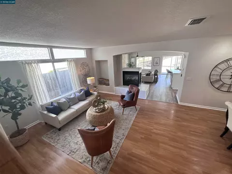 Living - 6404 Eagle Ridge Dr, Vallejo, CA 94591 photo 2 of 7