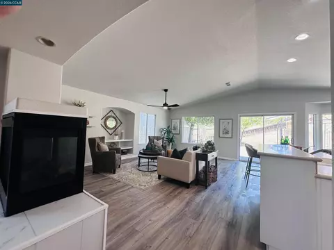 Living - 6404 Eagle Ridge Dr, Vallejo, CA 94591 photo 3 of 7