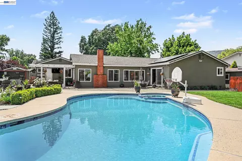 Exterior - 131 Brookside Pl, Danville, CA 94526 photo 2 of 14