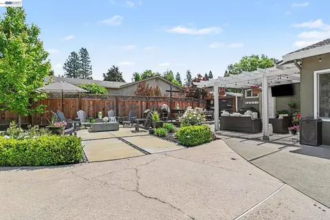 Exterior - 131 Brookside Pl, Danville, CA 94526 photo 5 of 14