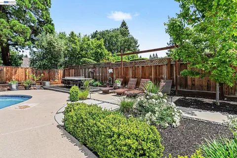 Exterior - 131 Brookside Pl, Danville, CA 94526 photo 8 of 14