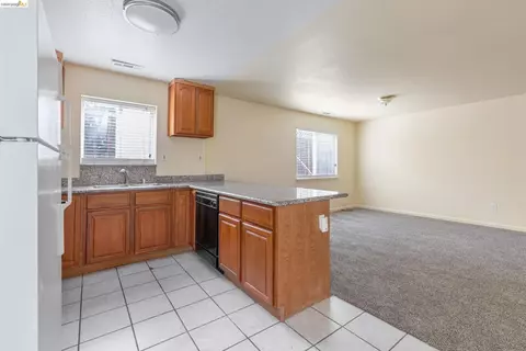 Living - 811 G St, Antioch, CA 94509 photo 4 of 7