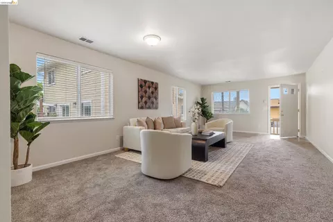 Living - 811 G St, Antioch, CA 94509 photo 2 of 7