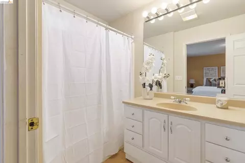Bath - 811 G St, Antioch, CA 94509 photo 1 of 3