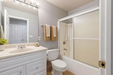 Bath - 811 G St, Antioch, CA 94509 photo 3 of 3
