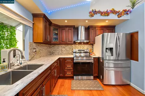 Kitchen - 207 Babbling Brook Way, Pittsburg, CA 94565 photo 2 of 2