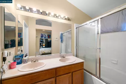 Bath - 207 Babbling Brook Way, Pittsburg, CA 94565 photo 2 of 2