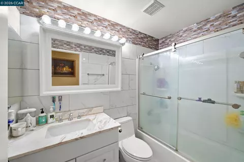 Bath - 207 Babbling Brook Way, Pittsburg, CA 94565 photo 1 of 2