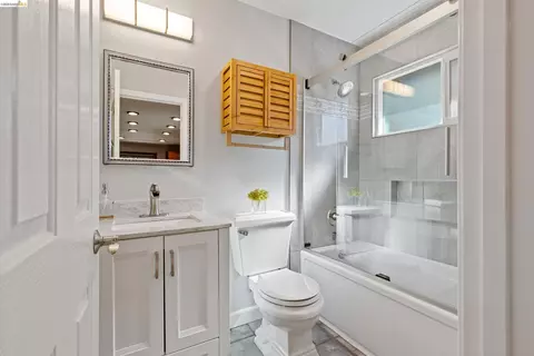 Bath - 5502 Sparas St, Loomis, CA 95650 photo 1 of 2
