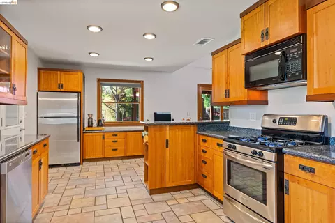 Kitchen - 5502 Sparas St, Loomis, CA 95650 photo 2 of 6