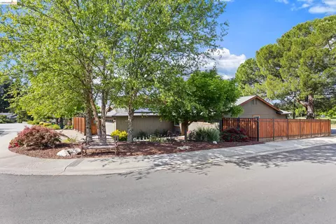 Exterior - 5502 Sparas St, Loomis, CA 95650 photo 4 of 9