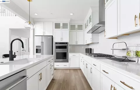 310 Hemingway Ln, Discovery Bay, CA 94505