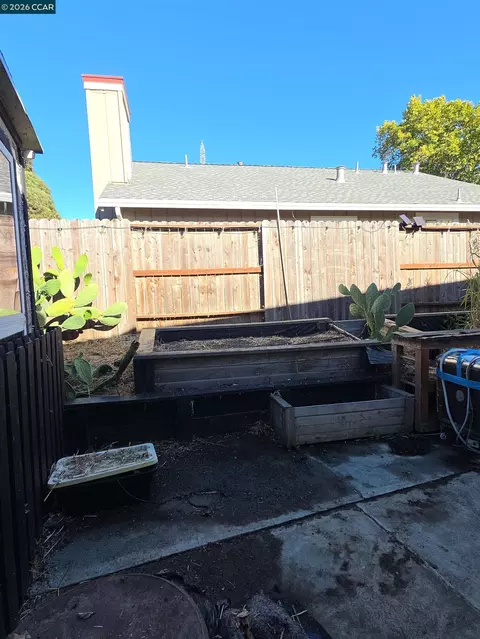 Exterior - 1020 Pueblo Ct, Vallejo, CA 94591 photo 4 of 7