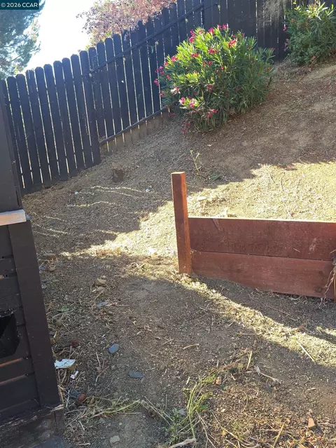 Exterior - 1020 Pueblo Ct, Vallejo, CA 94591 photo 5 of 7