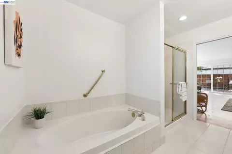 Bath - 14564 Wake Ave, San Leandro, CA 94578 photo 3 of 3