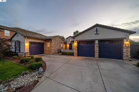 9385 Pinehurst Dr, Roseville, CA 95747