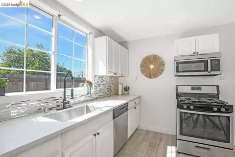 Kitchen - 180 Hill Ave, Oakley, CA 94561 photo 2 of 2