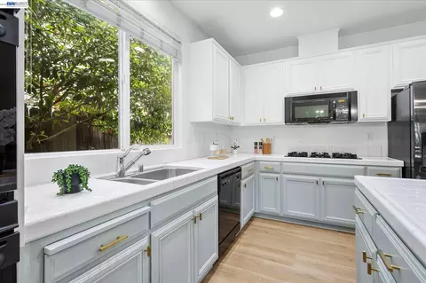 Kitchen - 744 Vasconcellos Ave, Manteca, CA 95336 photo 6 of 7