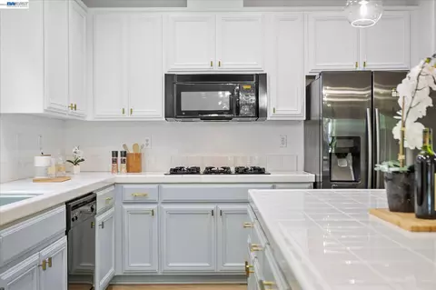 Kitchen - 744 Vasconcellos Ave, Manteca, CA 95336 photo 5 of 7