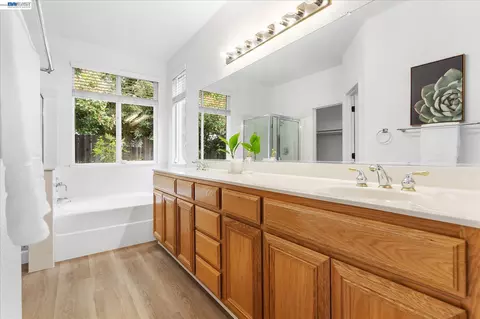 Bath - 744 Vasconcellos Ave, Manteca, CA 95336 photo 4 of 5