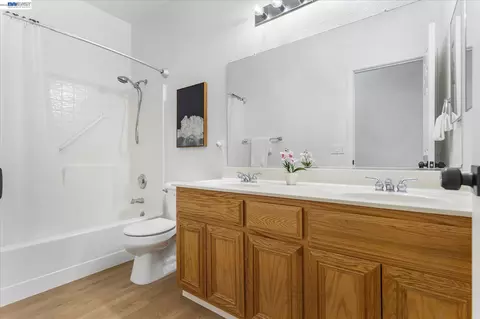 Bath - 744 Vasconcellos Ave, Manteca, CA 95336 photo 1 of 5