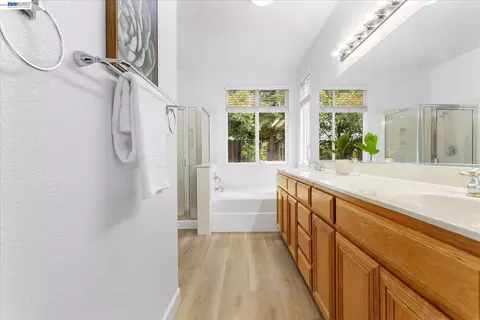 Bath - 744 Vasconcellos Ave, Manteca, CA 95336 photo 3 of 5