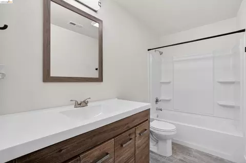 Bath - 853 Sutherland Dr, Stockton, CA 95210 photo 5 of 6