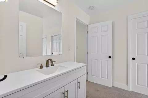 Bath - 853 Sutherland Dr, Stockton, CA 95210 photo 3 of 6