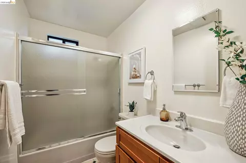 Bath - 862 Hillside Ave, Albany, CA 94706 photo 3 of 3