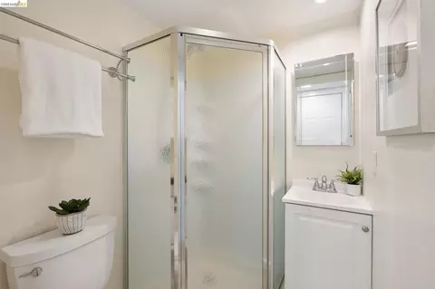 Bath - 922 Carmel Ave, Albany, CA 94706 photo 8 of 9
