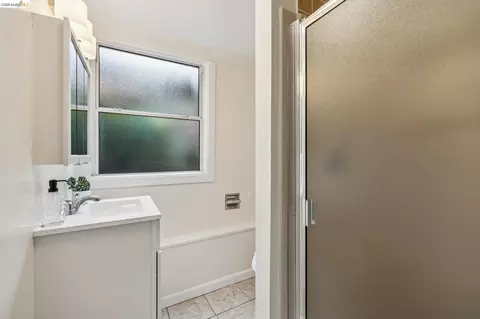 Bath - 922 Carmel Ave, Albany, CA 94706 photo 4 of 9