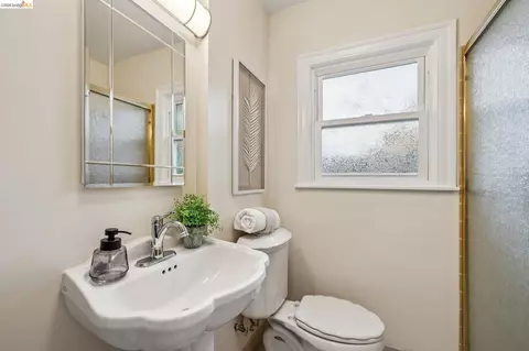Bath - 922 Carmel Ave, Albany, CA 94706 photo 2 of 9