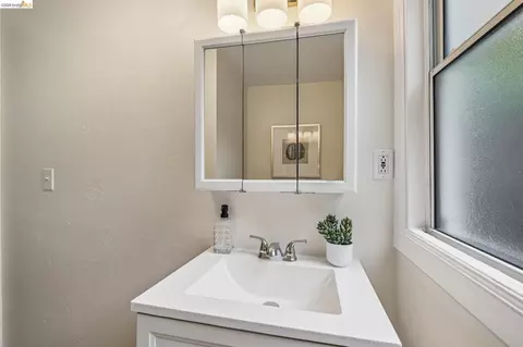 Bath - 922 Carmel Ave, Albany, CA 94706 photo 7 of 9