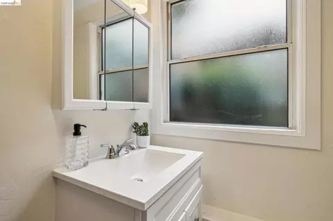Bath - 922 Carmel Ave, Albany, CA 94706 photo 6 of 9