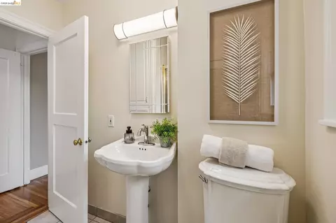 Bath - 922 Carmel Ave, Albany, CA 94706 photo 3 of 9