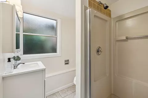 Bath - 922 Carmel Ave, Albany, CA 94706 photo 5 of 9