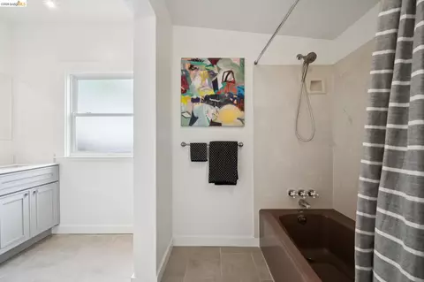 Bath - 1908 Blake St, Berkeley, CA 94704 photo 2 of 3