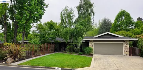 102 Brookfield Dr, Moraga, CA 94556